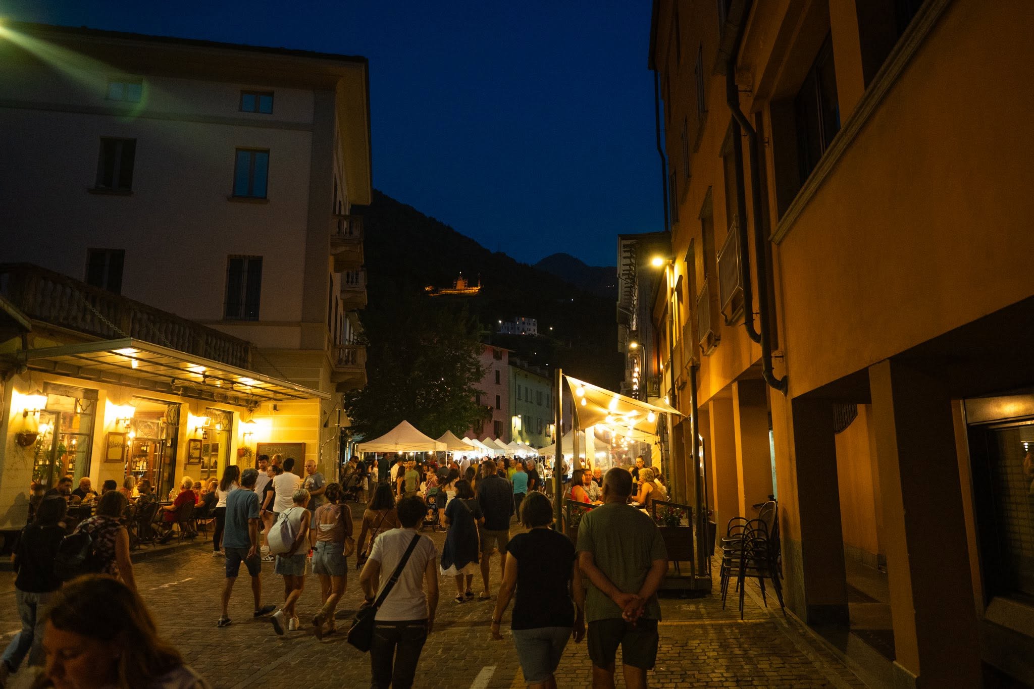MORBEGNO, GRANDE SUCCESSO PER LA “NOTTE ROSA 2026”